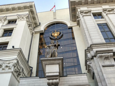 Верховный Суд РФ подтвердил фундаментальное процессуальное правило: лицо, привлекаемое к административной ответственности, должно быть надлежащим образом извещено о рассмотрении жалобы на постановление по его делу.