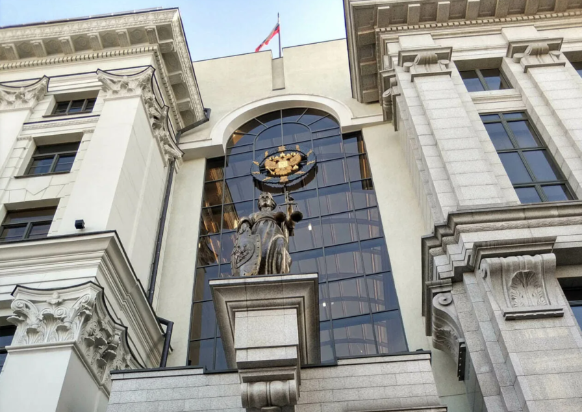 Верховный Суд РФ подтвердил фундаментальное процессуальное правило: лицо, привлекаемое к административной ответственности, должно быть надлежащим образом извещено о рассмотрении жалобы на постановление по его делу.