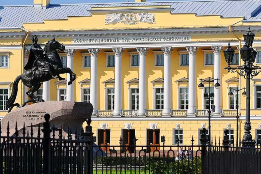 Конституционный Суд РФ признал конституционным одновременное привлечение лица к ответственности за ДТП по КоАП РФ и УК РФ.